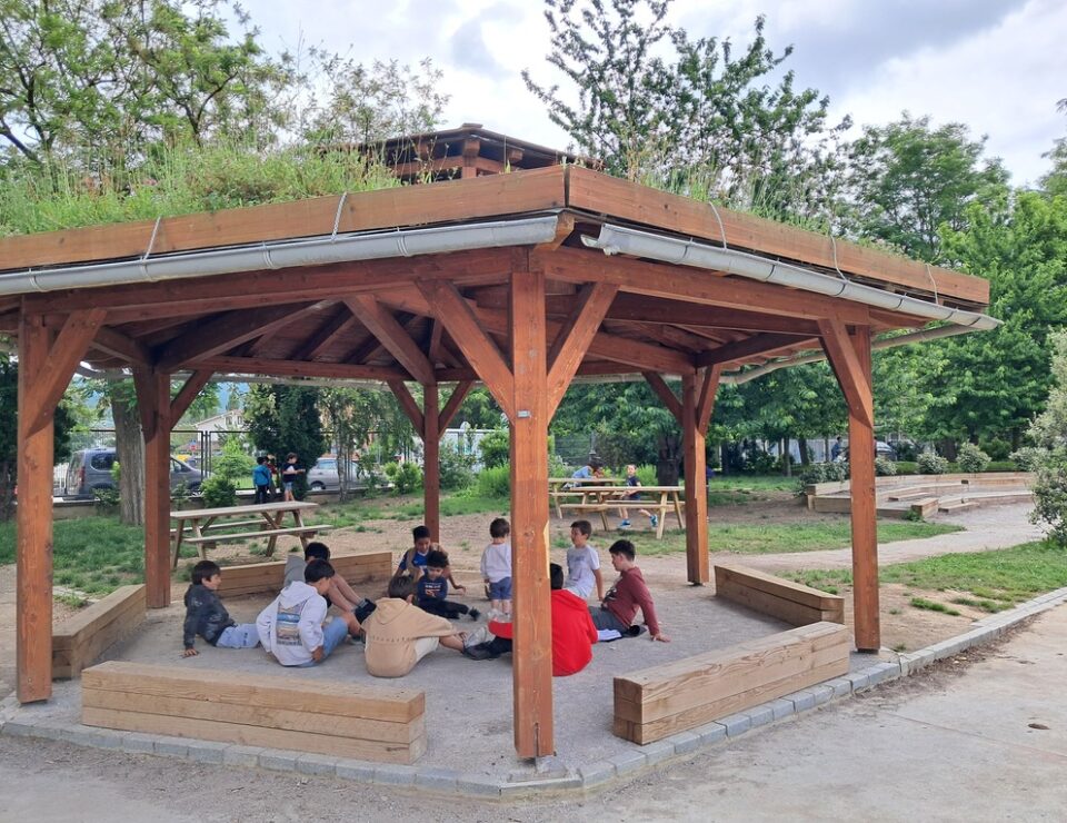 Urduña eskolaren jolastokiaren aterpe bat eta ikasleak jolasten