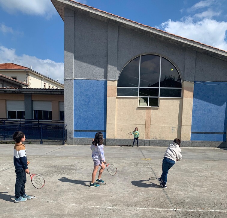 Uduña eskolaren ikasleak reketekin jolasten