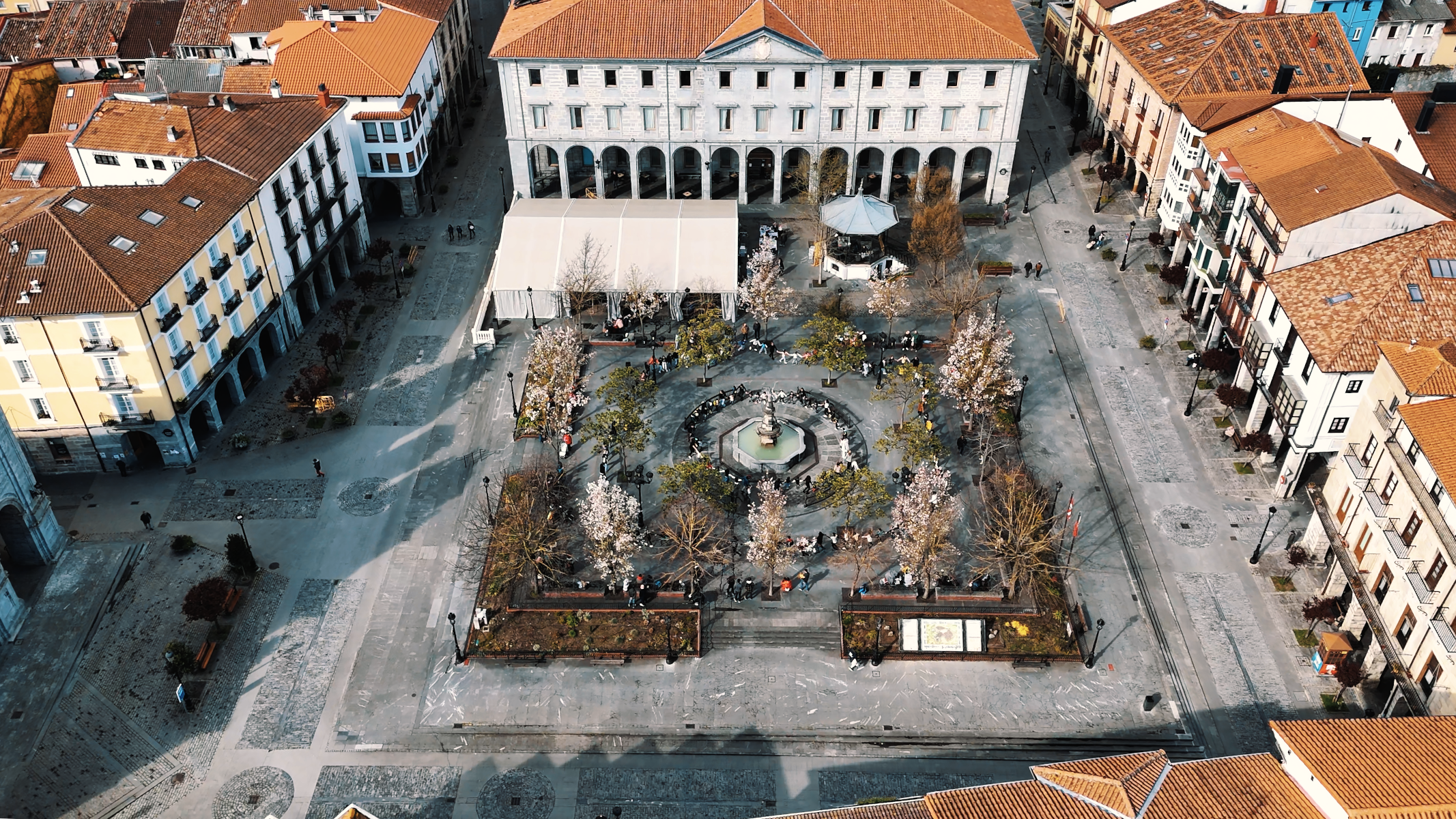 Herri plazaren ardazki bat goiko partetik aterata